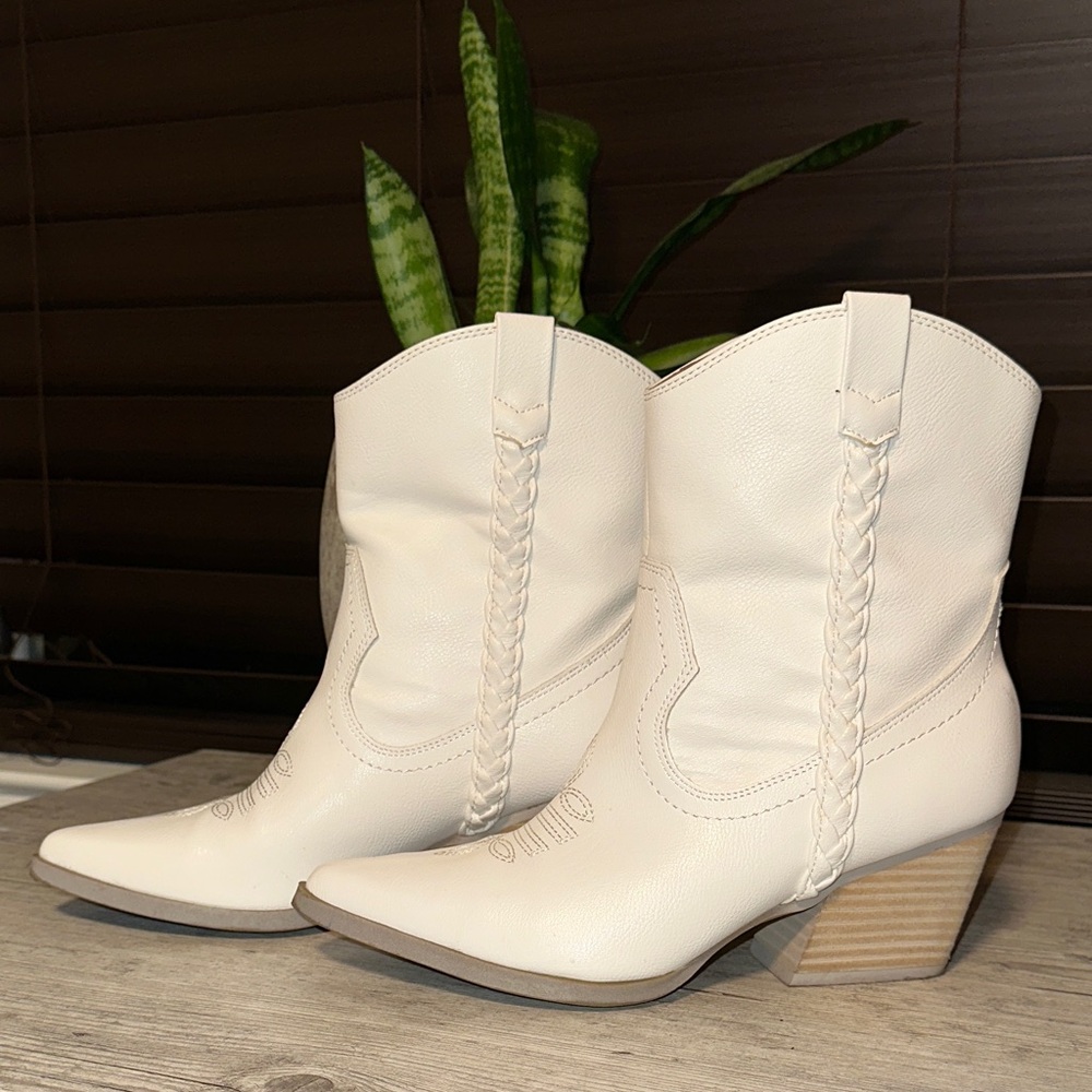 Dolce Vita Koolson White Cowgirl Booties size 8
